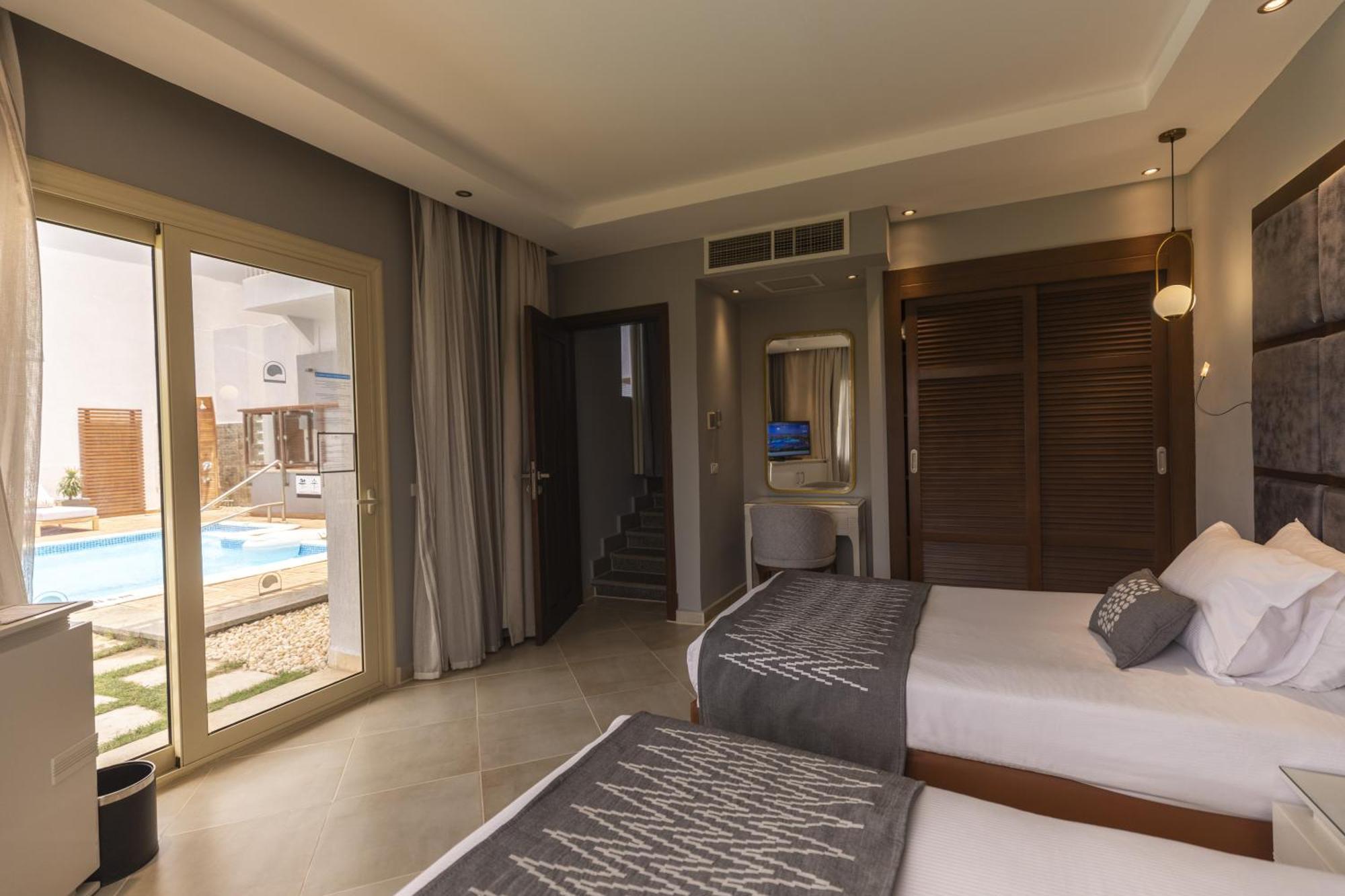 Pool Suite Posh Club