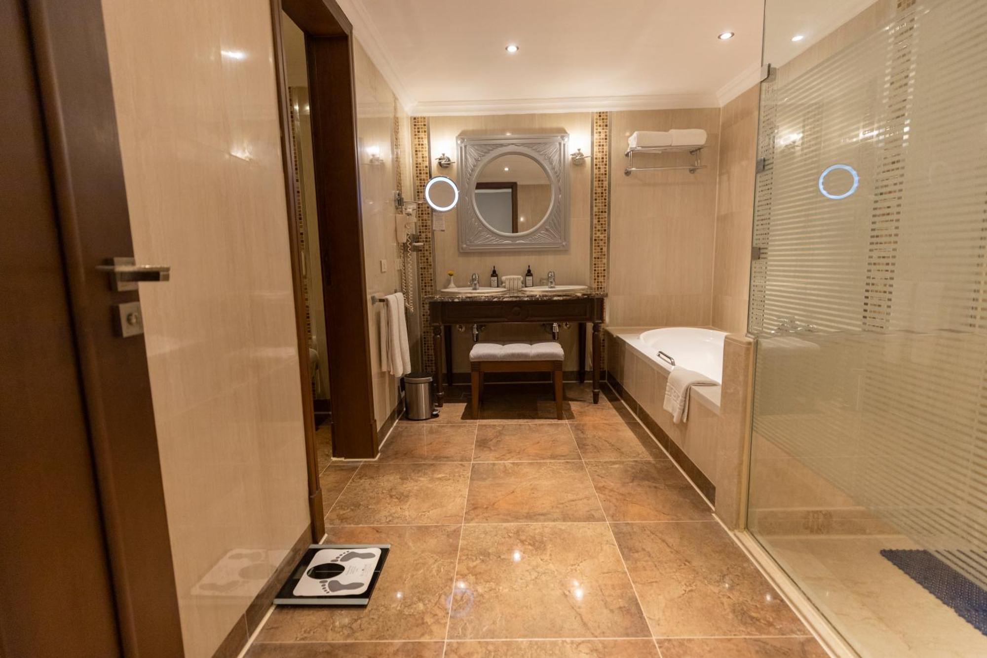 Pool Suite Posh Club